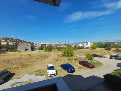 Pogled sa terase na naselje i parking. - image 3