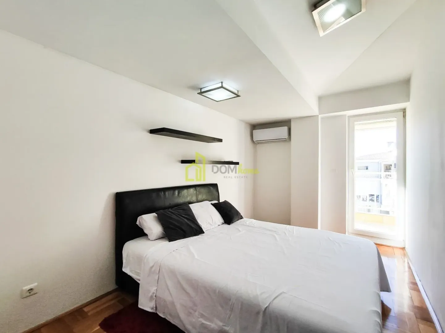 Bedroom with a double bed and access to the terrace.