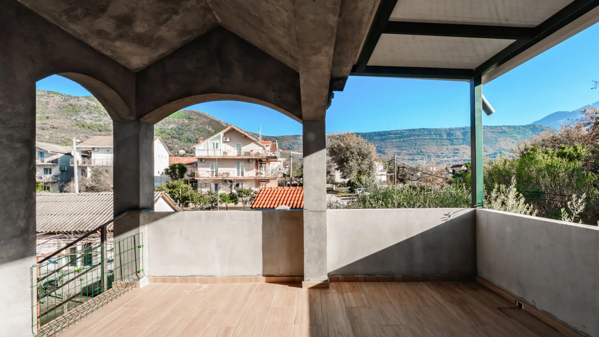 Izdavanje, trosoban stan, 120m², Mrčevac, Tivat