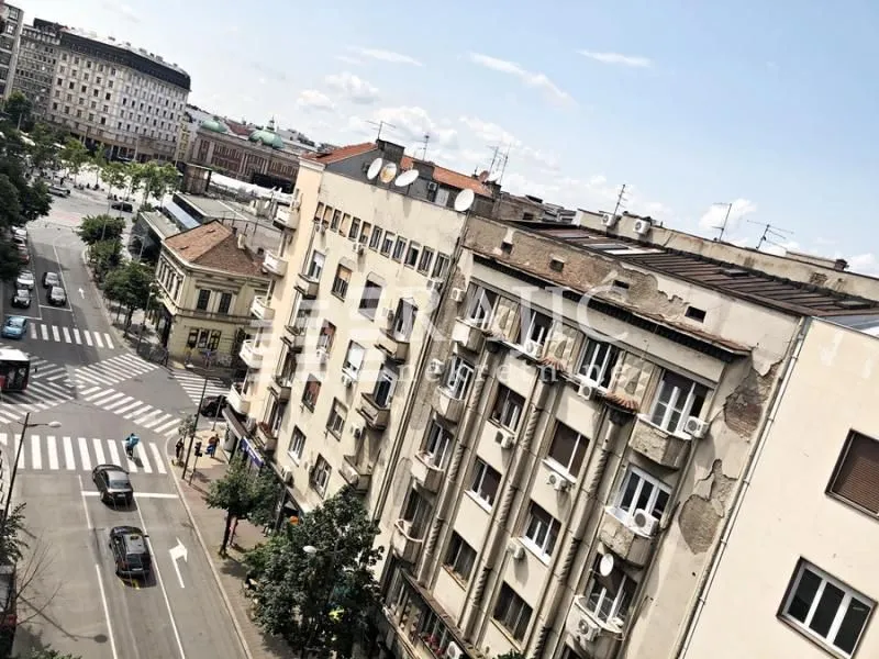 View from the terrace of the city street and surrounding buildings.