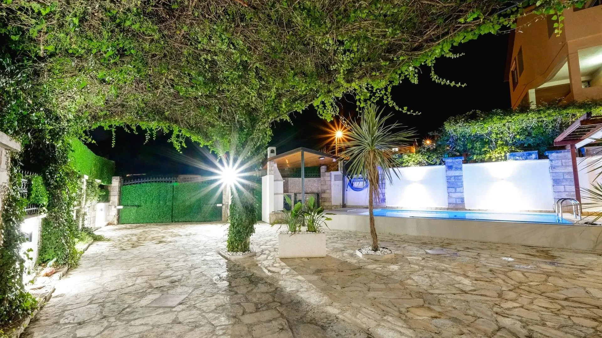 Prodaja, kuća, 198m², Dumidran, Tivat