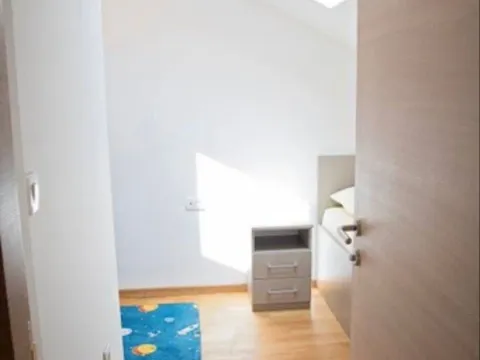 Izdavanje, dvosoban stan, 70m², Pobrežje, Podgorica - image 8