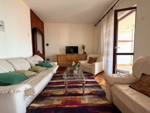 Dnevna soba sa garniturom za sjedenje, klub stolićem i izlazom na terasu. - image 4