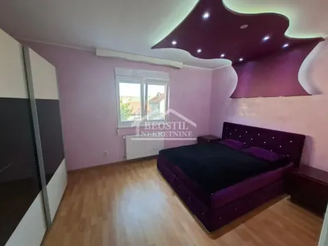 Spavaća soba sa bračnim krevetom, ormanom i ukrasnim spuštenim plafonom. - image 11