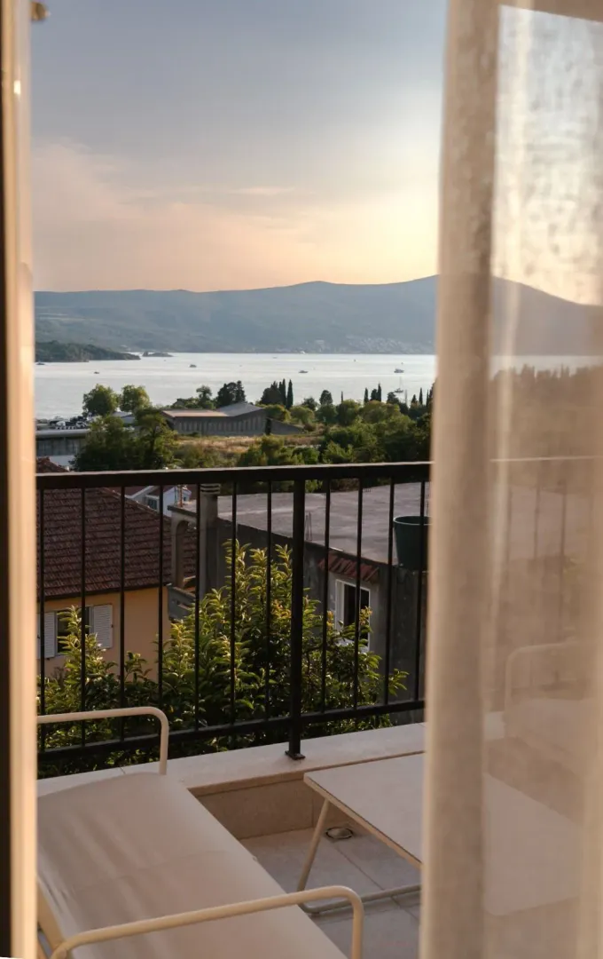 Pogled sa terase na more i okolno zelenilo.