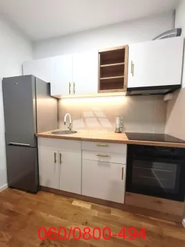 Manja kuhinja sa belim elementima, ugradnom rernom i frižiderom. - image 7