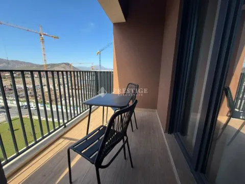 Namještena terasa sa stolom i stolicama i pogledom na okolinu. - image 12