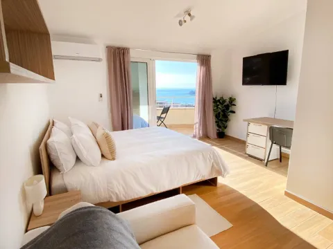 Izdavanje, trosoban stan, 136m², Petrovac, Budva - image 2