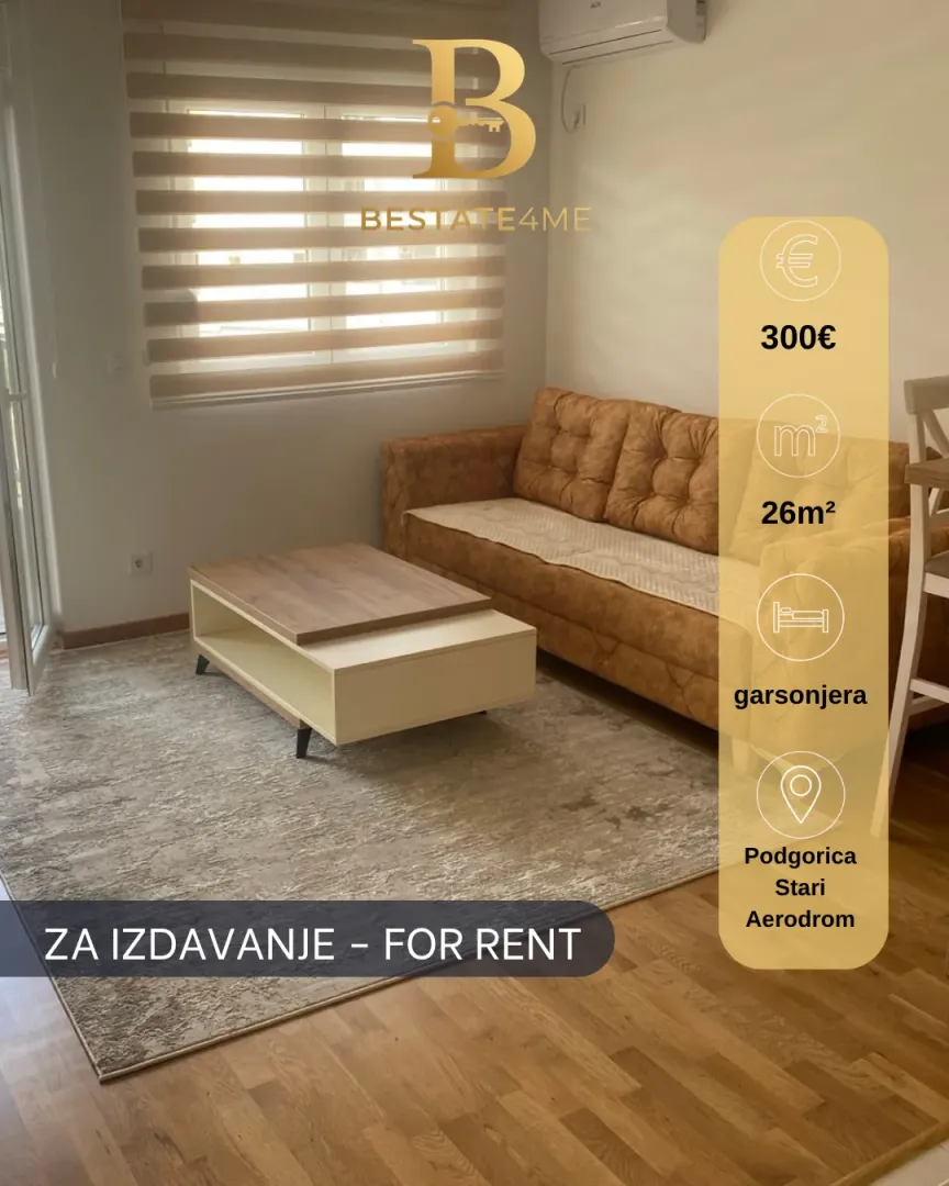 Dnevni boravak sa garniturom i stočićem.