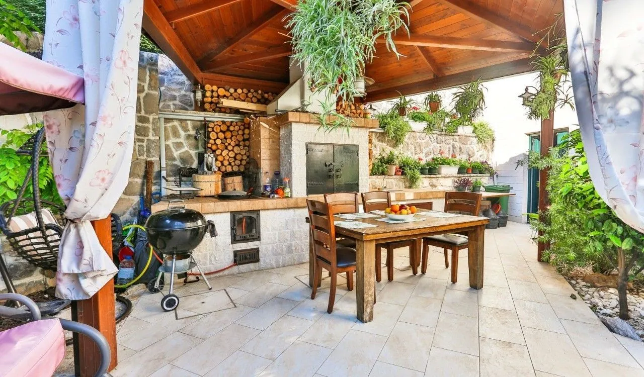 Prodaja, kuća, 240m², Donja Lastva, Tivat