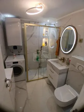 Savremeno opremljeno kupatilo sa tuš kabinom, umivaonikom, WC šoljom i mašinom za veš. - image 7
