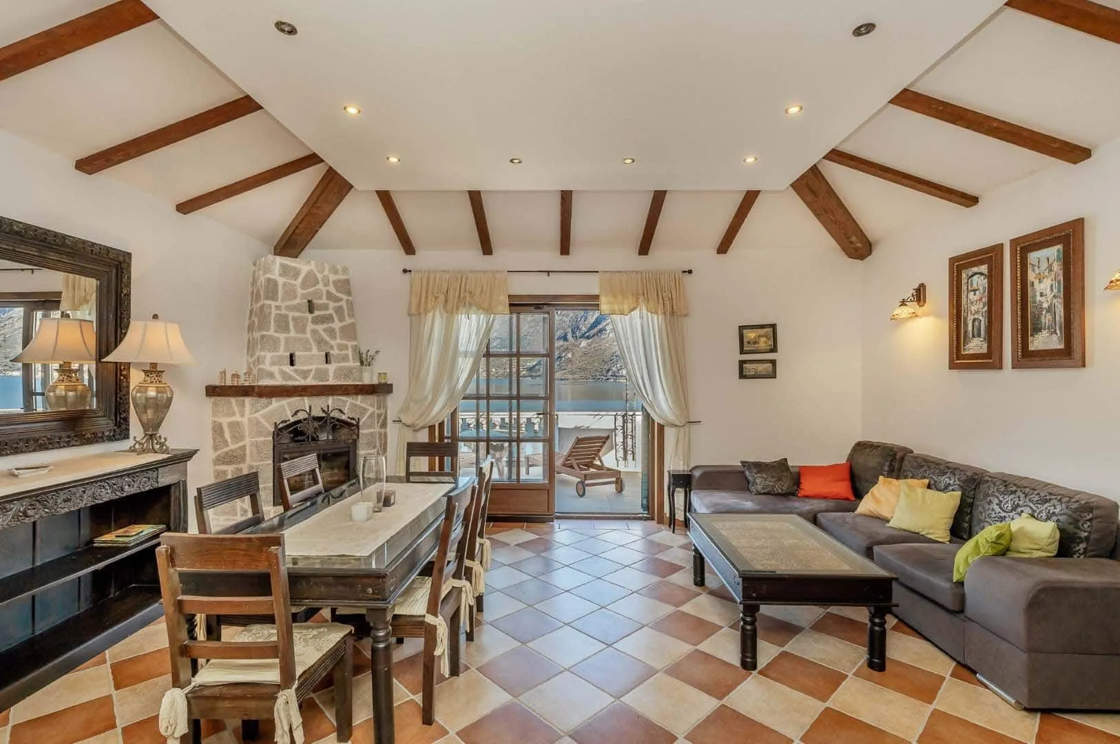 Prodaja, dvosoban stan, 92m², Kostanjica, Kotor
