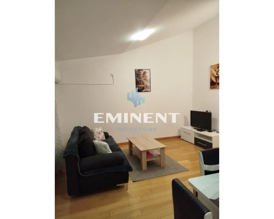 Izdavanje, trosoban stan, 70m², Zemun Gornji Grad, Zemun Sve Podlokacije