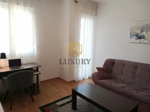 Dnevni boravak sa garniturom, stočićem i radnim stolom pored prozora. - image 5