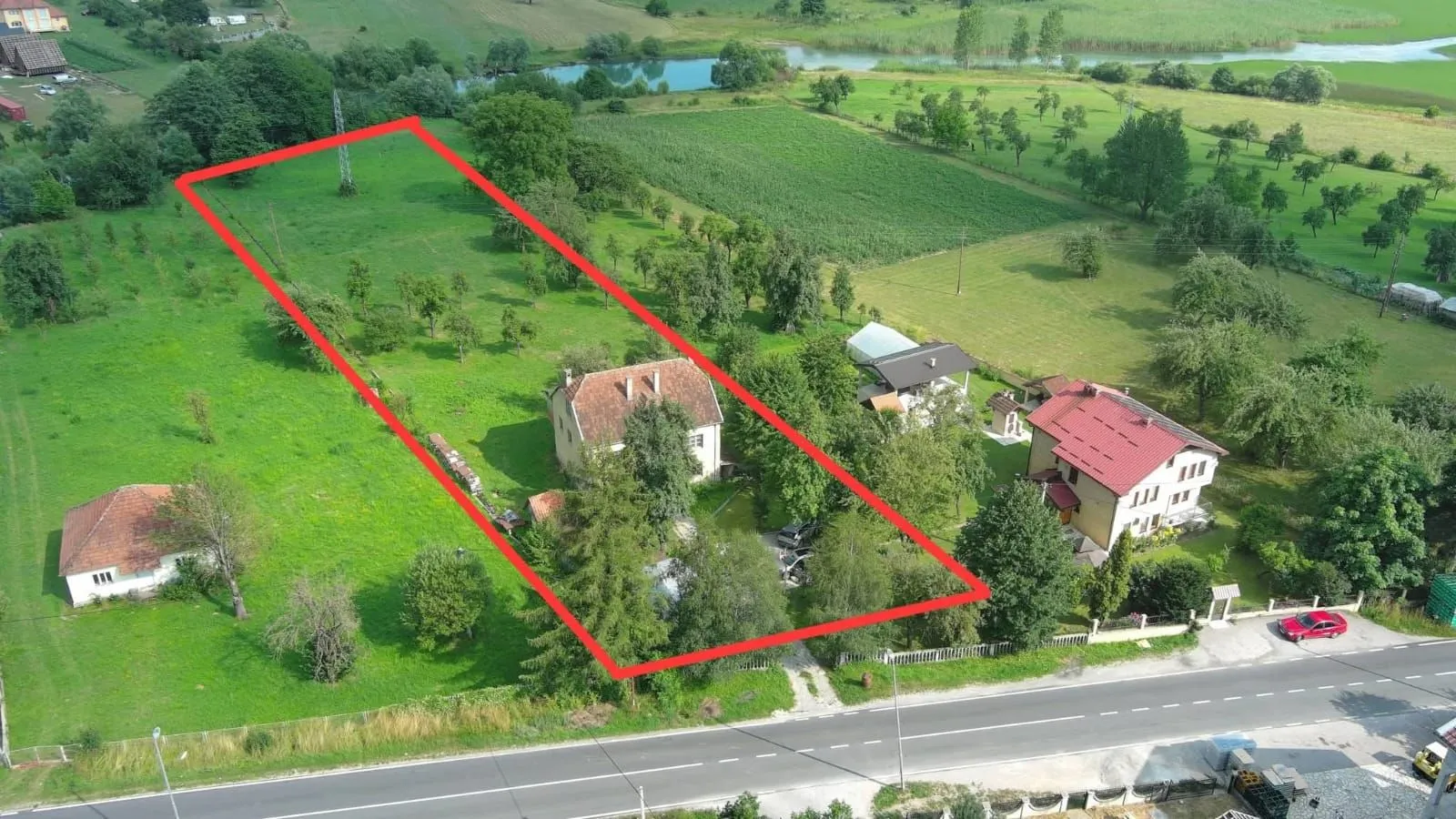 Pogled iz vazduha na imanje sa kućom i označenim granicama parcele.