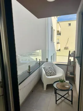 Manji namešteni balkon sa stolicom i stočićem. - image 16