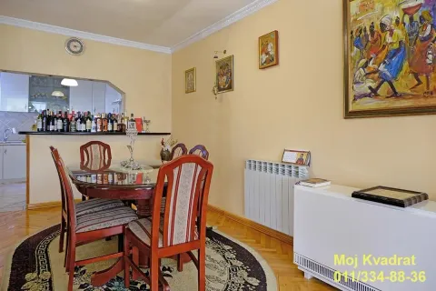 Trpezarija sa stolom, stolicama i prolazom prema kuhinji. - image 4
