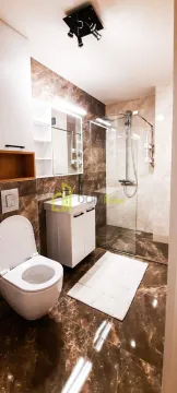 Moderne kupatilo sa tuš kabinom, umivaonikom i ugrađenom sanitarijom. - image 7