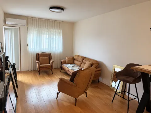 Dnevna soba sa garniturom, foteljama i drvenim podom. - image 2