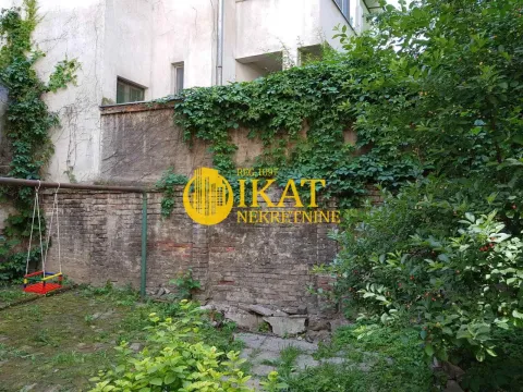 Dvorište sa zelenilom i zidom prekrivenim bršljanom. - image 12