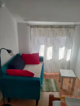 Manja dnevna soba sa tirkiznim trosjedom i malim stočićem. - image 4