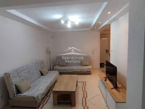 Izdavanje, trosoban stan, 70m², Šumice, Beograd - image 1