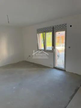 Prazna neopremljena prostorija u fazi renoviranja sa belim zidovima i prozorom. - image 8