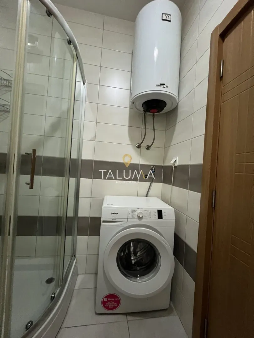 Kupatilo sa tuš kabinom, veš mašinom i bojlerom.