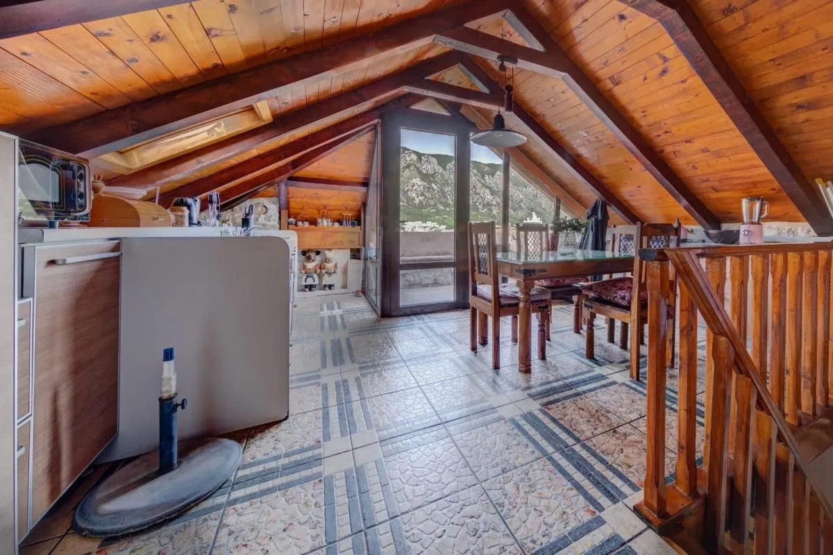 Rent, one bedroom apartment, 100m², Kotor, Crna Gora