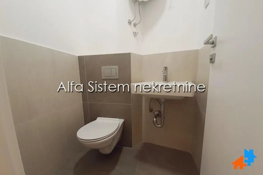 Smaller bathroom with a toilet and washbasin.