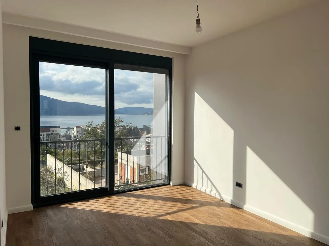 Prodaja, četvorosoban stan, 124m², Tivat, Crna Gora