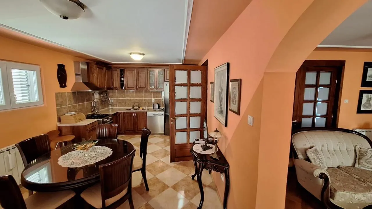 Prodaja, kuća, 330m², Šušanj, Bar