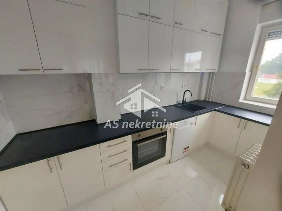 Izdavanje, trosoban stan, 80m², Savski Venac, Beograd