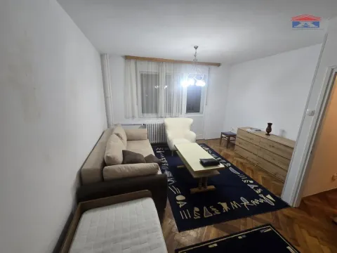 Dnevni boravak sa garniturom za sedenje, foteljom i komodom. - image 18