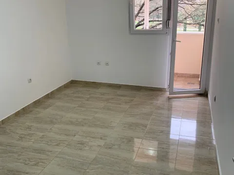 Rent, two bedroom apartment, 65m², Blok 5, Podgorica - image 5