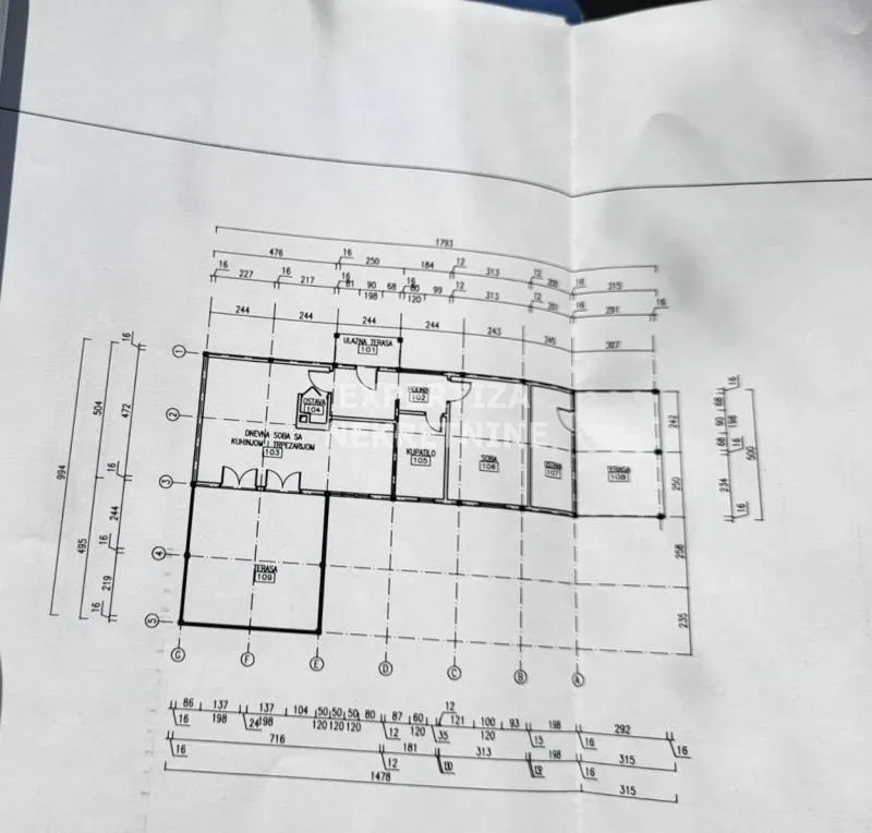 Arhitektonski nacrt osnove objekta sa dimenzijama.