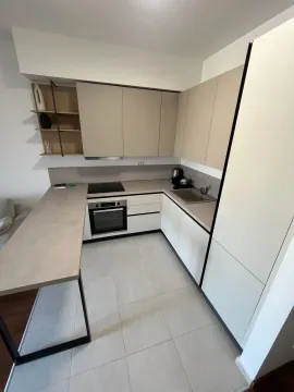 Moderna kuhinja sa ugradnim elementima i trpezarijskim dijelom. - image 6