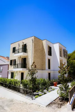 Spoljašnji izgled moderne stambene zgrade sa uređenim dvorištem i balkonima. - image 18