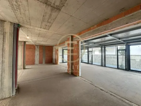 Unfinished commercial space in grey phase with large glass surfaces. - image 4
