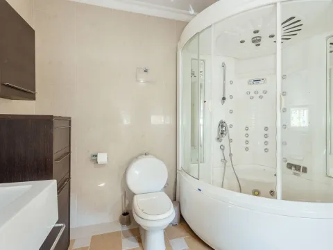 Izdavanje, kuća, 247m², Centar, Kotor - image 10