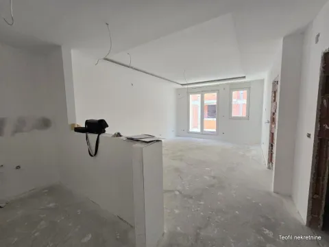 Nezavršena prostorija u izgradnji sa belim zidovima i prozorima. - image 2