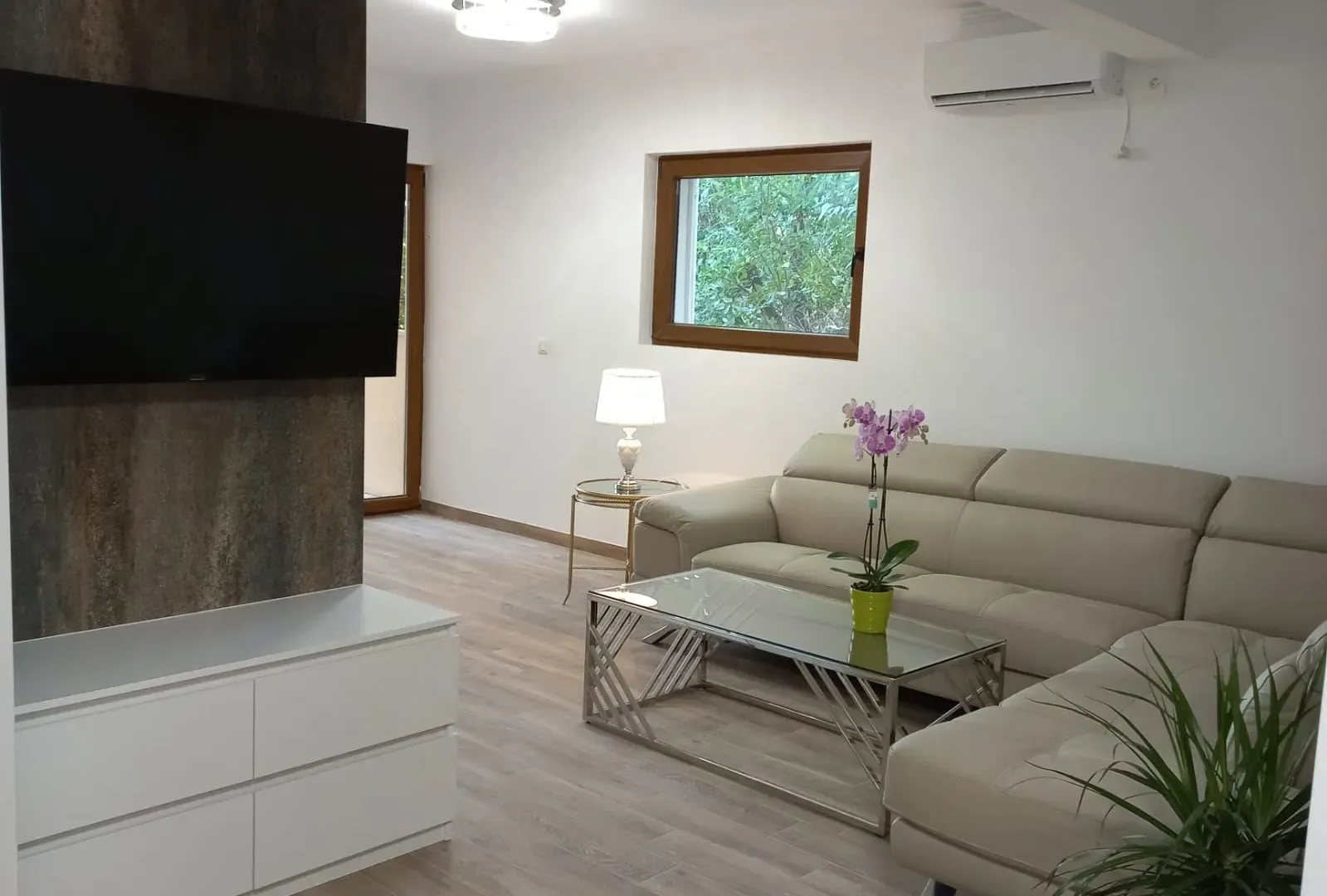 Izdavanje, dvosoban stan, 98m², Donja Lastva, Tivat