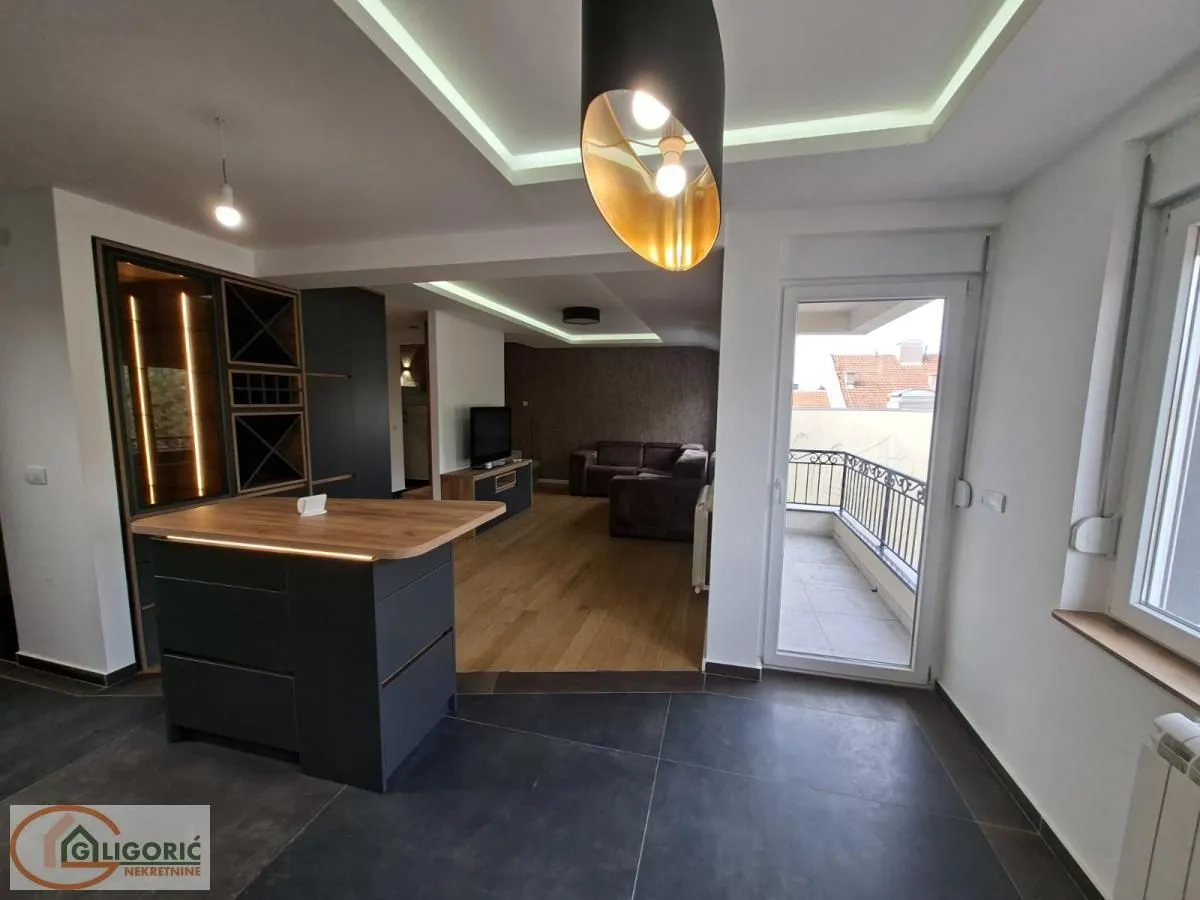 Prodaja, četvorosoban stan, 135m², Pančevo, Srbija