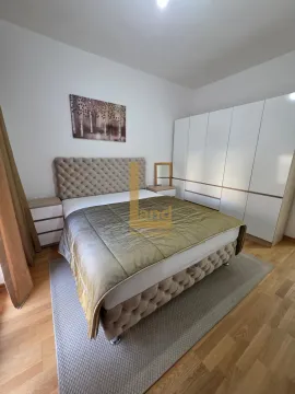 Svijetla spavaća soba sa velikim krevetom i ormarom. - image 6
