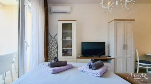 Namještena spavaća soba sa bračnim krevetom, garderoberom i izlazom na terasu. - image 5