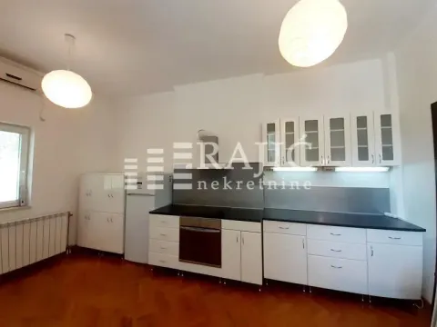 Bela kuhinja sa drvenim podom i dva viseća lustera. - image 16