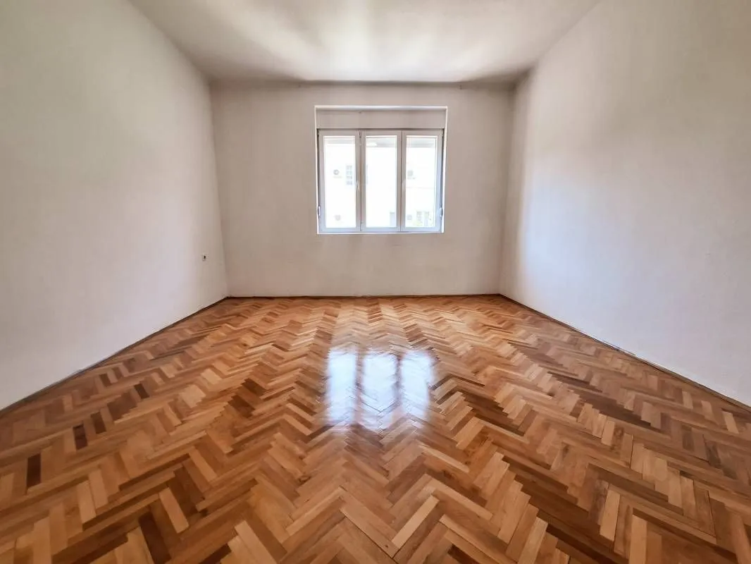 Izdavanje, jednosoban stan, 70m², Centar, Podgorica