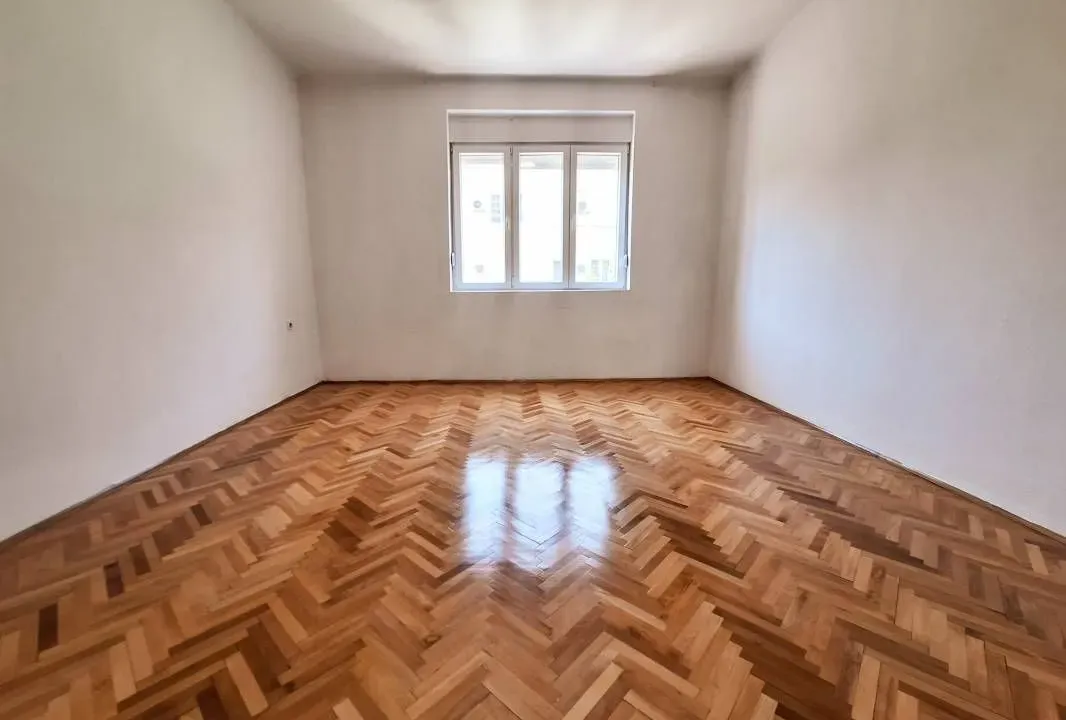 Izdavanje, jednosoban stan, 70m², Centar, Podgorica