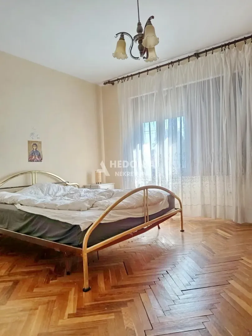 Bedroom with a double bed and parquet flooring.