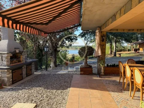 Natkrivena terasa sa roštiljem, trpezarijskim stolom i pogledom na reku. - image 60